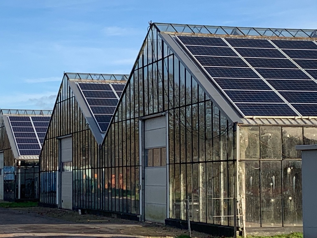 Gewächshaus mit Solarpanel auf dem Dach